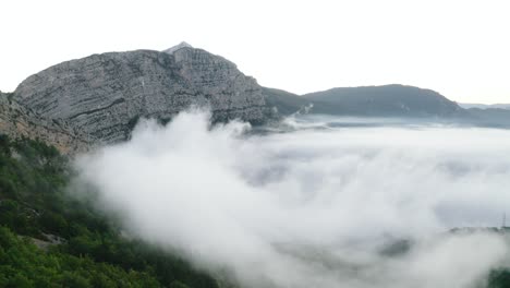 Montaña-Y-Nubes-Vistas-Desde-El-Dron-En-Viaje-Trasero