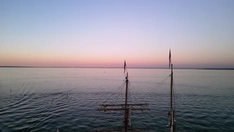 Segelboot-Nach-Unten-Schwenken---Sonnenuntergang---Hafenpier-Dröhnen