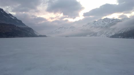 Zugefrorener-Bergsee-Am-Morgen