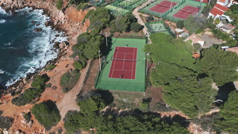 Luftaufnahmen-Eines-Tennisplatzes-Am-Meer-In-Bandol,-Frankreich