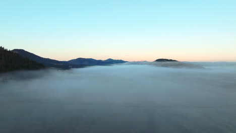 Drohne-Fliegt-Durch-Nebel-Zum-Bergblick