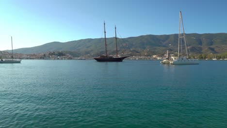 Luxuriöse-Yachten-Im-Hafen-Von-Poros-Insel-Griechenland-Beherbergt
