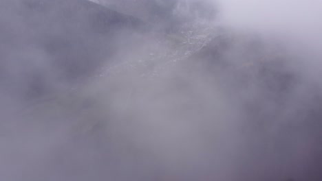 Luftaufnahme-Eines-Bergdorfes-Unter-Wolken-Im-Herbst-In-Den-Vogesen,-Frankreich