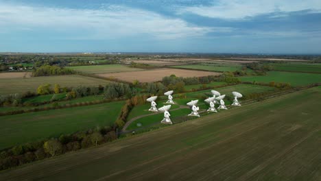 Luftaufnahme-In-Richtung-Mullard-Mrao-Radioteleskop-Observatoriums-Array-Auf-Landwirtschaftliche-Landschaft-Von-Cambridge