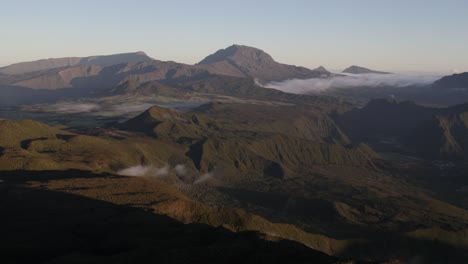 Ein-Flug-über-Die-Ebenen-Und-Berge-Der-Insel-La-Réunion-Mit-Blick-Auf-Den-Piton-Des-Neiges