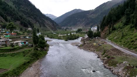 Tal-Von-Naran-Kaghan-Mit-Fluss-Kunhar-Auf-Der-Straße-Nach-Gilgit-Baltistan