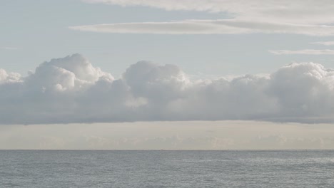 4k-Zeitraffer-Von-Wolken,-Die-Bei-Sonnenaufgang-Vom-Wind-Im-Mittelmeer-Bewegt-Werden