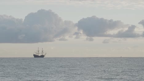 Andalusien-Nachbauschiff-Aus-Dem-16.-Jahrhundert,-Das-An-Einem-Schönen-Bewölkten-Tag-Bei-Sonnenaufgang-Im-Mittelmeer-Verankert-Ist