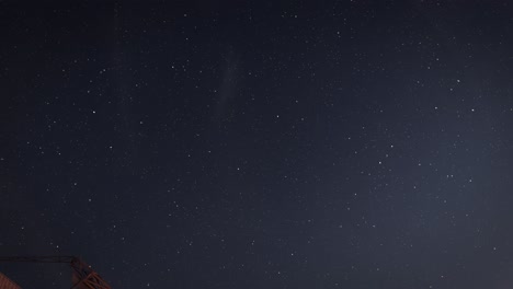 Neigen-Sie-Sich-Von-Einem-Großen-Radioteleskop-Array-Zum-Sternenklaren-Nachthimmel