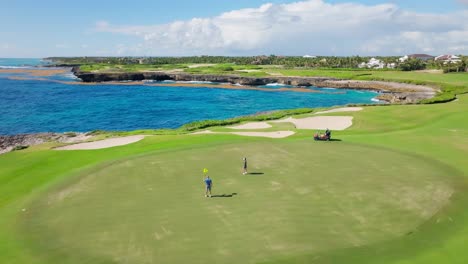 Jugadores-En-El-Campo-De-Golf-Green-Of-Corales-Junto-Al-Mar-Caribe-Azul