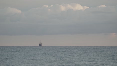 Galeone-Aus-Dem-16.-Jahrhundert,-Andalusisches-Nachbauschiff,-Das-An-Einem-Schönen-Bewölkten-Tag-Bei-Sonnenaufgang-In-Der-Ferne-Im-Mittelmeer-Segelt