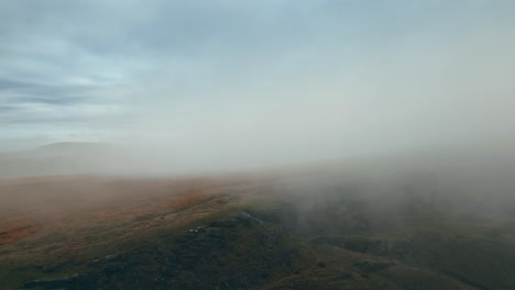 Große-Felsklippen-Mit-Kleinen-Dichten-Weißen-Nebel-Und-Grauen-Wolken