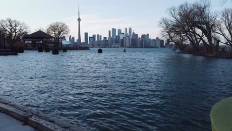 Blick-Auf-Die-Skyline-Von-Toronto-Von-Den-Toronto-Islands