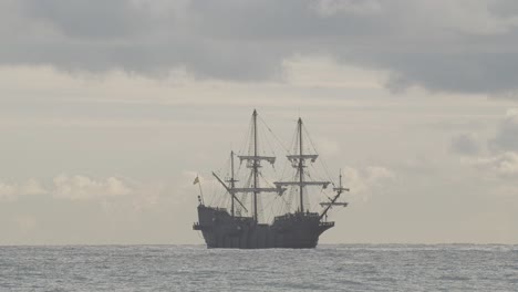 Galeone-Aus-Dem-16.-Jahrhundert,-Andalusisches-Nachbauschiff,-Das-An-Einem-Schönen-Bewölkten-Tag-Bei-Sonnenaufgang-Im-Mittelmeer-Segelt