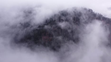 Luftbild-Von-Sich-Bewegenden-Wolken-Im-Herbst-In-Den-Vogesen,-Frankreich,-4k