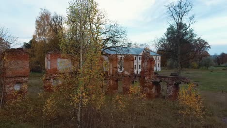 Luftaufnahme-Der-Ruinen-Eines-Alten-Herrenhauses-Im-Goldenen-Herbst