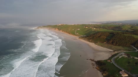 Bonita-Playa-Con-Olas-En-San-Vicente-De-La-Barquera-En-Cantabria-En-El-Norte-De-España,-Por-Drone