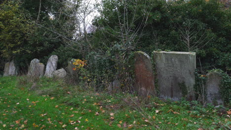 Old-headstone-in-an-abandoned-graveyard-in-Bedfordshire
