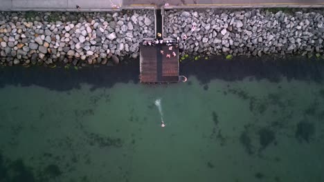 Nadadores-Saltando-Desde-El-Dron-Del-Muelle