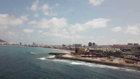 Panorama-Luftaufnahme-Des-Strandes-Von-Las-Canteras-In-Der-Stadt-Las-Palmas-Mit-Blick-Auf-Das-Auditorium-Von-Alfredo-Kraus