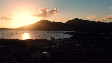 Luftaufnahme-Des-Sonnenuntergangs-Im-Englischen-Hafen-In-Antigua,-Karibik-Mit-Blick-Auf-Yachten,-Segelboote,-Jachthafen,-Bucht-Und-Klippen