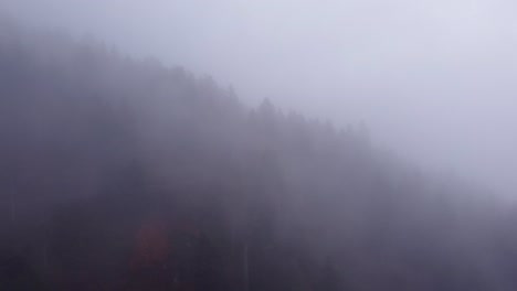Vista-Aérea-De-Las-Nubes-En-Movimiento-De-Montaña-Durante-El-Otoño-En-Vosges,-Francia,-4k