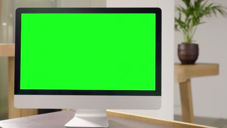 Computadora-Apple-Imac-Con-Pantalla-Verde-En-La-Mesa-De-La-Oficina