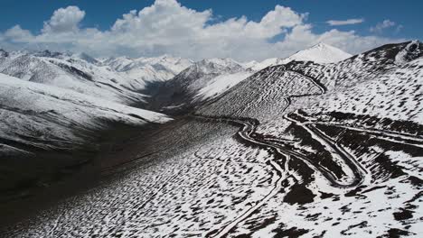 Luftaufnahme-Der-Straße-Durch-Den-Babusar-pass-Im-Winter,-über-Den-Karakorum-highway-Nach-Gilgit-baltistan,-Kpk-kreuzung