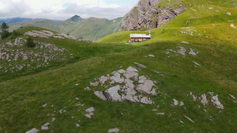Filmischer-Flug-über-Einen-Wunderschönen-Bergsee