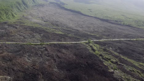 Eine-Fliege-über-Dem-Vulkan-Getrocknete-Lava-Verwandelte-Sich-Nach-Dem-Ausbruch-2007-Auf-Der-Insel-La-Réunion-In-Felsen