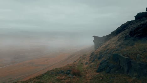 Ein-Dicker-Nebel-Bedeckt-Die-Pennine-Hills,-An-Einem-Nebligen-Morgen-Goldene-Hügel-Und-Wunderschöne-Felsige-Klippen-Und-Moorlandschaften