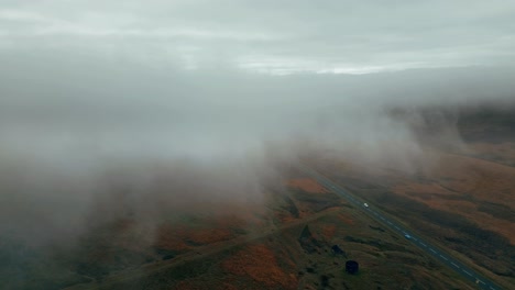 Grandes-Acantilados-Rocosos-Desnudos-Con-Niebla-Blanca-Densa-Y-Nubes-Grises