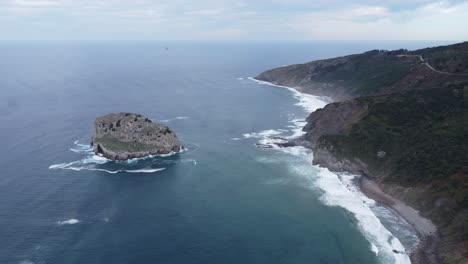 Pequeña-Isla-Rocosa-Cerca-Del-Famoso-Gaztelugatxe-En-El-País-Vasco-En-El-Norte-De-España-En-El-Océano-Atlántico,-Por-Drone