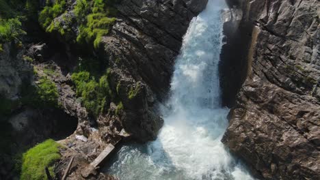 Filmflug-An-Einem-Wasserfall-In-Den-Alpen