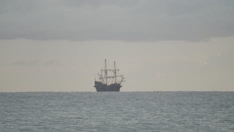 Galeone-Aus-Dem-16.-Jahrhundert,-Andalusisches-Nachbauschiff,-Das-An-Einem-Schönen-Bewölkten-Tag-Bei-Sonnenaufgang-Im-Mittelmeer-Segelt