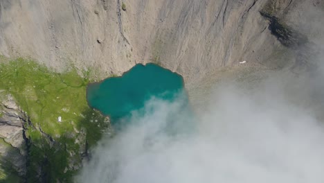 Filmischer-Flug-Zwischen-Wolken-Und-Bergen