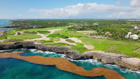 Malerischer-Corales-Golfplatz-An-Der-Karibischen-Küste