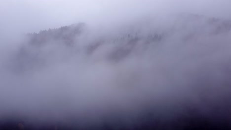 Vista-Aérea-De-Las-Nubes-En-Movimiento-De-Montaña-Durante-El-Otoño-En-Vosges,-Francia,-4k