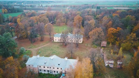 Eleja-Gutspark-Und-Teehaus-Im-Herbst
