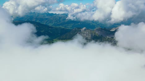 Filmischer-Flug-Zwischen-Wolken-Und-Bergen