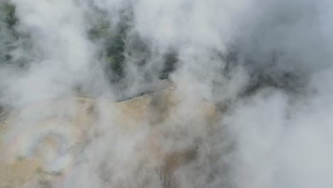 Vuelo-Cinemático-Entre-Nubes-Y-Montañas