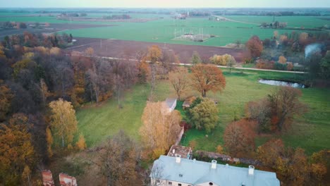 Eleja-Gutspark-Und-Teehaus-Im-Herbst
