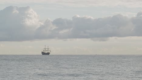 Galeone-Aus-Dem-16.-Jahrhundert,-Andalusisches-Nachbauschiff,-Das-An-Einem-Bewölkten,-Schönen-Tag-Bei-Sonnenaufgang-Im-Mittelmeer-Segelt