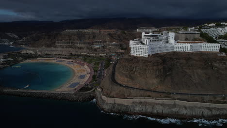Fantastische-Luftaufnahme-Mit-Einem-Allgemeinen-Blick-Auf-Den-Strand-Von-Amadores-Und-Die-Großen-Hotels-In-Der-Umgebung,-Während-Des-Sonnenuntergangs-Auf-Der-Insel-Gran-Canaria