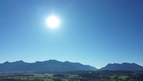 Warmes-Sonnenlicht-Am-Blauen-Himmel-über-Den-österreichischen-Alpen