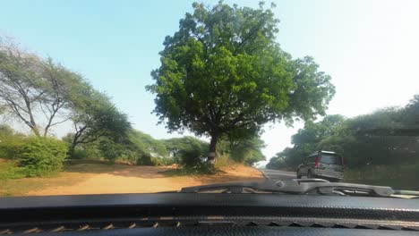 Ranthambore-Nationalpark-Safari-Straße-Sawai-Madhopur-In-Rajasthan-Auto-Pov-Lange-Lastwagen-Und-Safari-Im-Dschungel-Abseits-Der-Straße