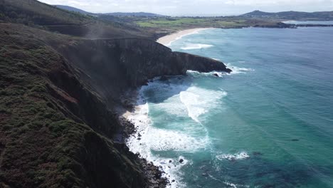 Playa-Ponzos-Con-Acantilados-En-Galicia-En-España,-Océano-Atlántico,-Droneshot