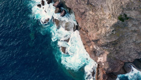 Luftaufnahme-Der-Meeresküste-Mit-Blick-Auf-Wellen-Und-Klippen