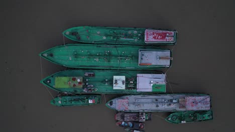 Luftbild-Von-Oben-Nach-Unten-Von-Arbeitsbooten-Am-Ufer-Des-Flusses-Saigon