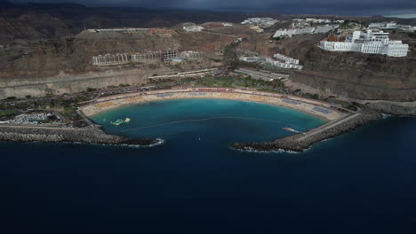 Fantastische-Luftaufnahme-Des-Strandes-Von-Amadores-Während-Des-Sonnenuntergangs-Auf-Der-Insel-Gran-Canaria